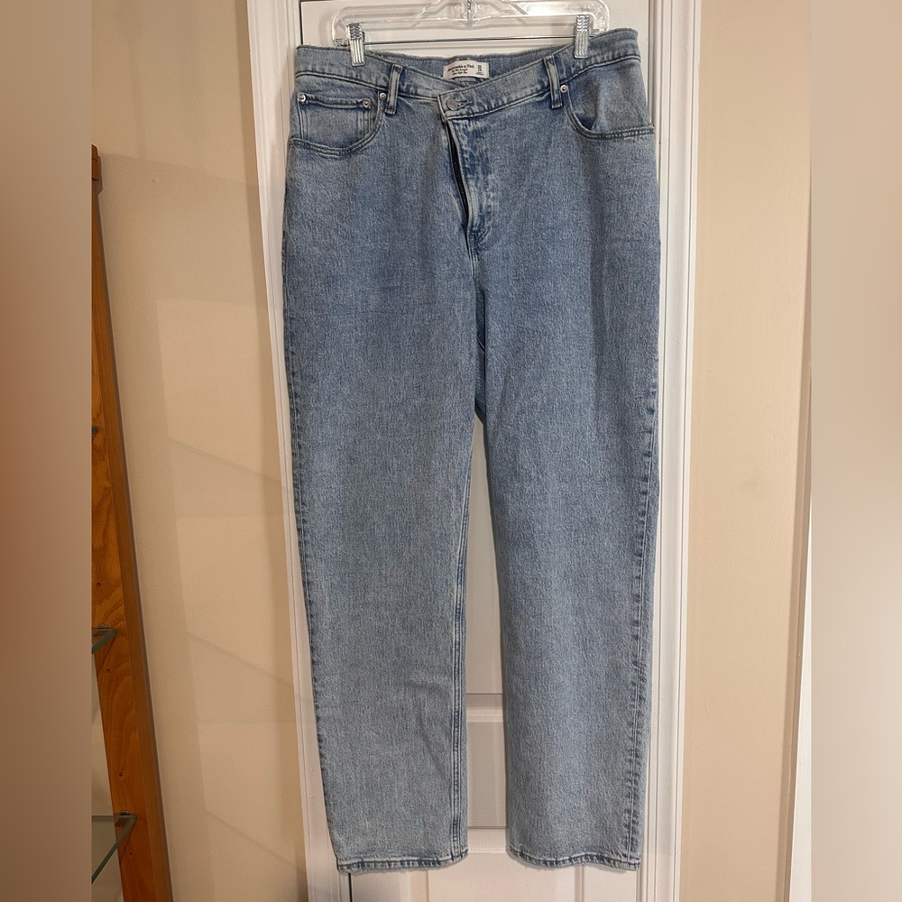 Abercrombie & Fitch 90’s Straight Ultra High Rise Jean